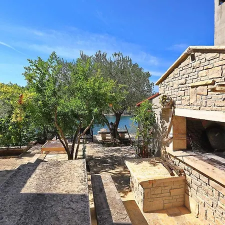 Apartment Alsano, No 2 *